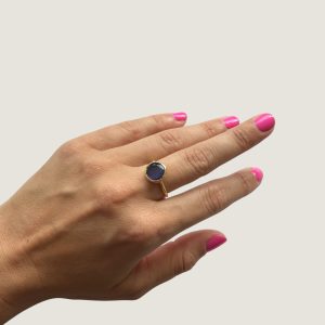 Kleiner violetter Ring mit Katzenaugeneffekt