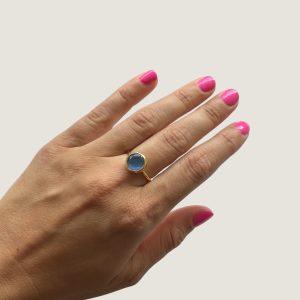 Kleiner blauer Ring mit Katzenaugeneffekt