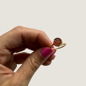 Kleiner dunkelroter Ring mit Katzenaugeneffekt