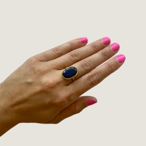 Blauer Ring mit Katzenaugeneffekt